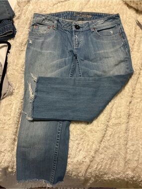 American Eagle denim size 8 Light Wash Distressed Capri AE77 Jeans